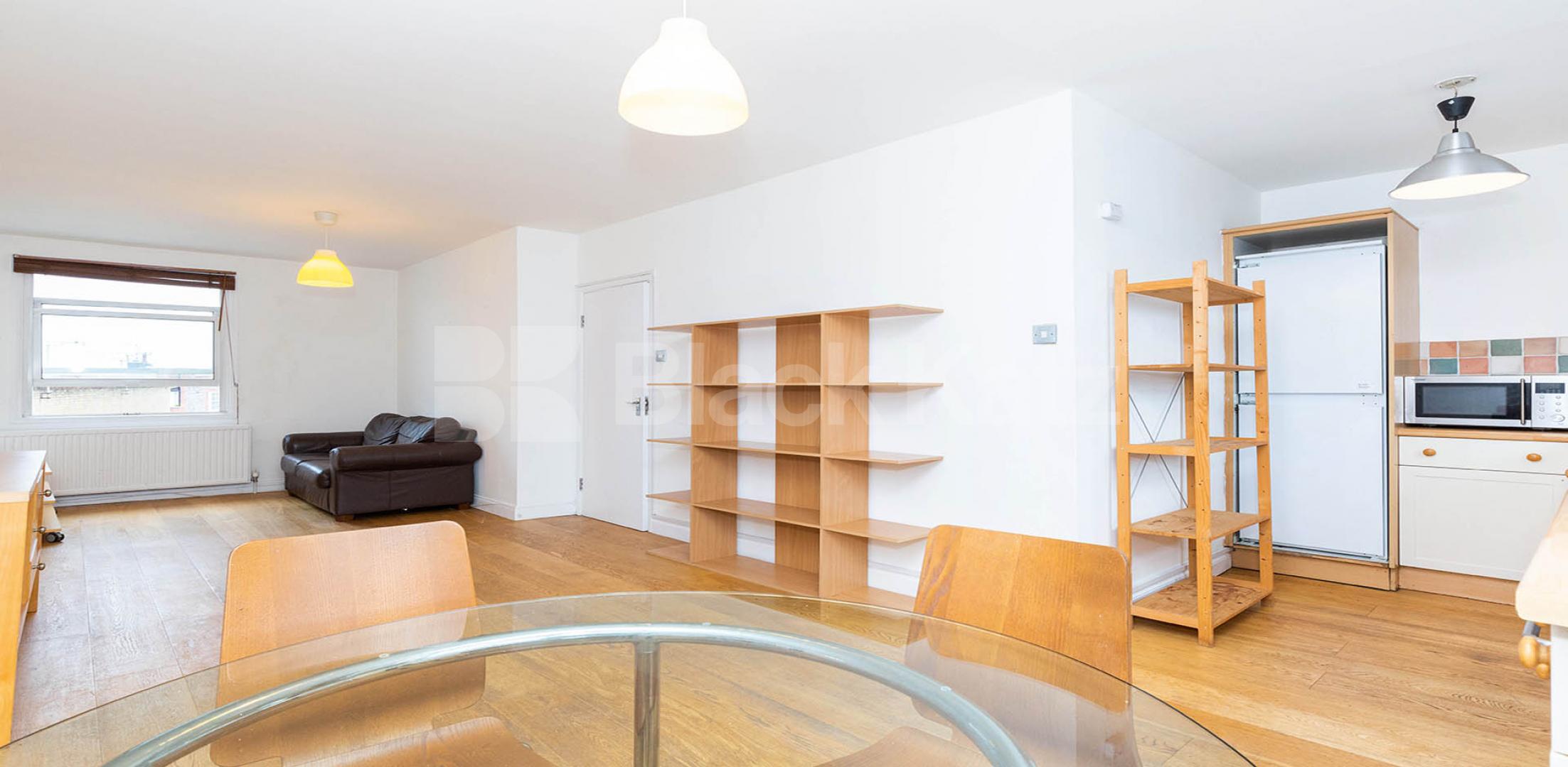 Split level three bedroom flat with modern furnishings mins to tube & shops Brecknock Road, Tufnell Park